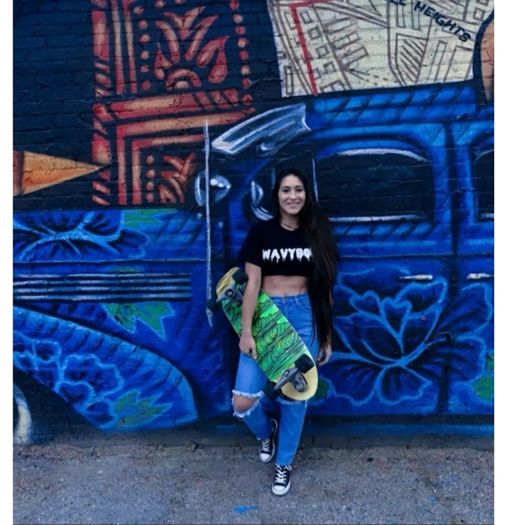 🦋HIGH RISE MOM JEAN'S IN MIDWASH WITH RIPS🦋 - Picture 5 of 6